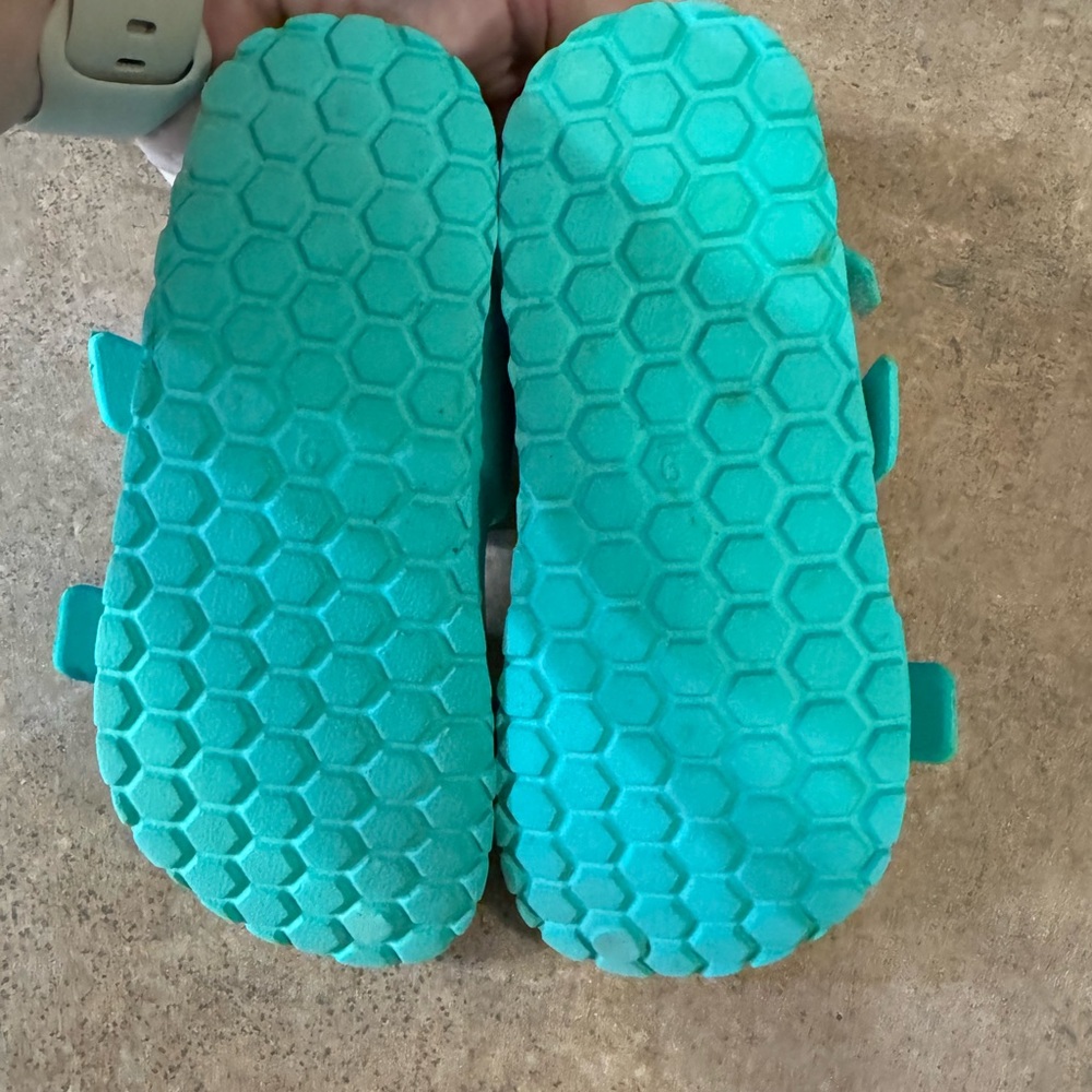 Cat & Jack - Toddler Turquoise Rubber Sandals, Size 9 - Picture 5 of 6